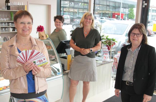 Start zum Einkaufsbummel: Astrid Mellak, Beate Bierbaumer, Claudia Dunst-Mösenlechner, Barbara Reiß (v.l.)