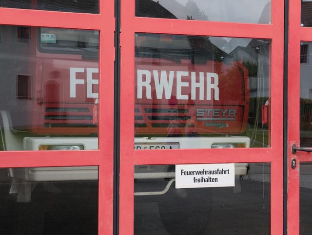 Das Feuer breitete sich über die steile Böschung in Richtung des angrenzenden Waldes aus. Die alarmierte Feuerwehr löschte schließlich den Brand vollständig. | Foto: BRS