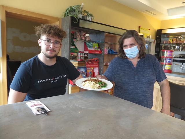 Von "extrem verhaltenem" Besuch in seinem Rudersdorfer Gasthaus "Antonyus" berichtet Bernhard Pranger (rechts).
