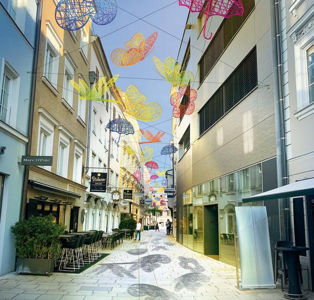 Die neue "Sommerdeko" in der Welser Innenstadt.