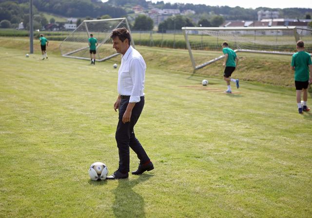 Als ehemaliger Fußballer weiß LR Illedits noch mit dem Ball umzugehen. | Foto: LMS