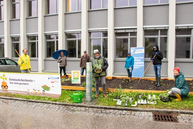 v.l.: Christoph Musik (GemüseAckerdemie), Direktor Ludwig Schmidleithner, Karl Billinger, Waltraud Müller (Bio Austria), Hermine Billinger, Georg Frauscher und Ulrike Singer (Klimabündnis Oberösterreich). | Foto: Doms/BRS