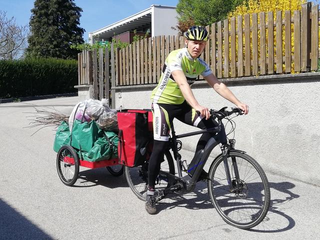 Gerhard Fischer, Vorsitzender der Radlobby OÖ, transportiert fast alles auf seinem Lastenradanhänger. | Foto: Radlobby OÖ