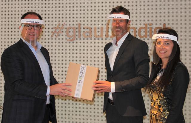 Hier liefert der Chef persönlich: Herzog Projekt GmbH Geschäftsführer Christian Herzog (l.) übergibt die neuen Gesichtsvisiere an den Filialdirektor der Sparkasse Neusiedl am See, Roland Andert (r.).