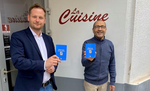 FPÖ-Klubobmann Klemens Resch (l.) mit Mongi Aouay, der das "La Cuisine" in der Silbergasse 7 betreibt.