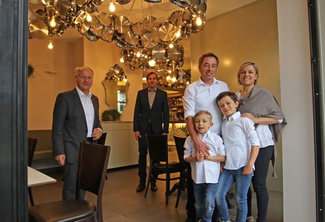 Am Wiedereröffnungstag: Bgm. Josef Ober (l.) und Tourismuschef Christian Ortauf statteten der Familie Niederl-Pfeiler einen Besuch ab.