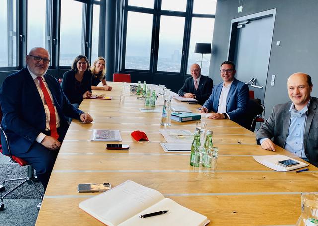 Andreas Matthä, Vorstandsvorsitzender der ÖBB Holding, Silvia Angelo, Vorstandsmitglied ÖBB Infrastruktur, Claudia Brey, Geschäftsführerin ÖBB Immobilien, Helmuth Miernicki, Geschäftsführer Eco Plus Niederösterreich, Bürgermeister Christian Haberhauer, Bürgermeister Hannes Pressl.