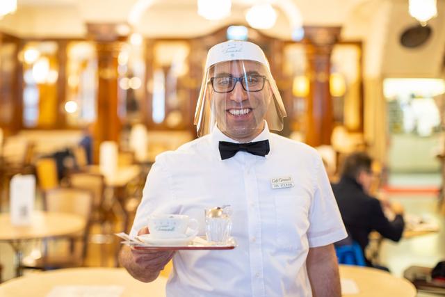 Café Tomaselli Mitarbeiter Volkan Güner servierte den Gästen den ersten Kaffee.  | Foto: Neumayr/Leo
