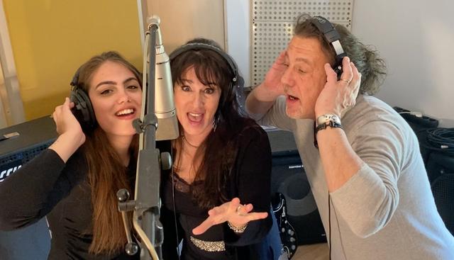 Hatten viel Spaß im Tonstudio: Katy Cutic, Joni Madden und Andy Cutic (v.l.) bei der Aufnahme des Songs "Teamwork". | Foto: Privat