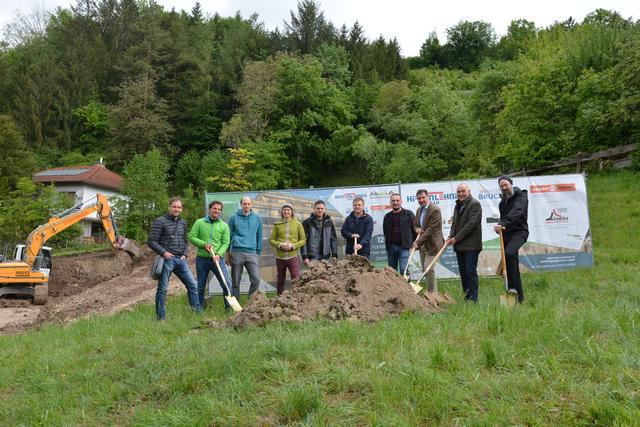 Martin Pichler (w30), Andreas Grillneder (GeWoZu), Jakob Anger (GeWoZu), Matthias Heigl (GeWoZu), Bernhard Fluch (Holzspezis), Christian Hirtenlehner (Hirtenlehner Bau), Johann Schneckenleitner (Hirtenlehner Bau), Bürgermeister Mag. Werner Krammer, Stadtrat Fritz Hintsteiner und Stadtrat Ing. Martin Dowalil (v.l.).