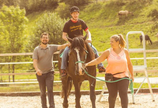 Therapie der anderen Art: Kathrin und Joe Müllauer hier mit Therapie-Pferd Riccardo und dem Reiter Michael.