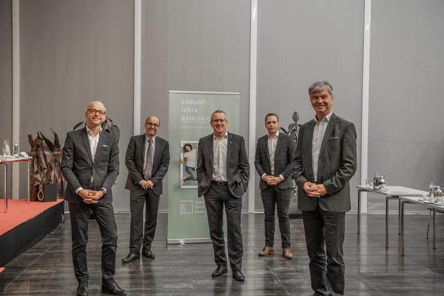 zukunft.lehre.österreich-Pressekonferenz: Anton Santner (Geschäftsführer P8 Marketing), David Pfarrhofer (Institutsvorstand von market Marktforschung), Robert Machtlinger (CEO FACC AG), Mario Derntl (z.l.ö.-Generalsekretär), Werner Steinecker (Generaldirektor Energie AG Oberösterreich und z.l.ö.-Präsident) (v.l.).