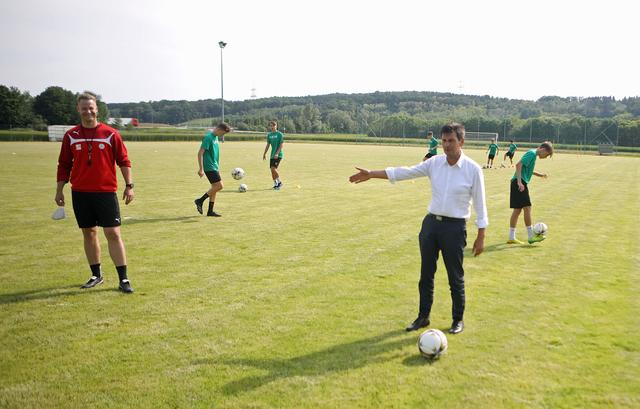 LR Christian Illedits mit dem Sportlichen Leiter der Akademie, Manuel Takacs und den Jugendlichen der Akademie Burgenland am Trainingsplatz in Oberwart. | Foto: LMS