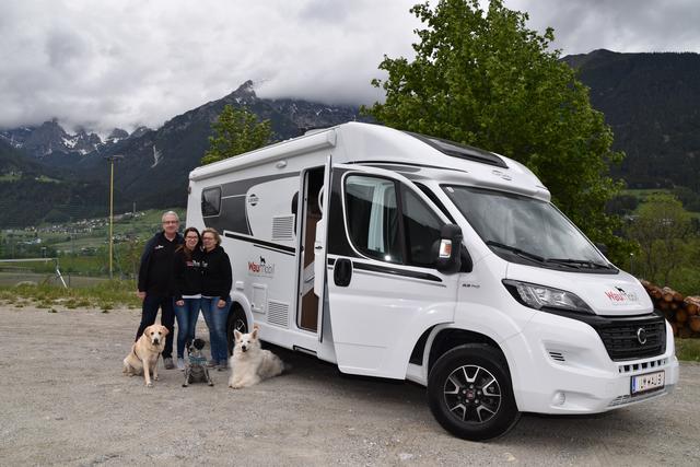 Familie Müller freut sich, das Waumobil entdeckt zu haben und räumt nun auch anderen Hundebesitzern die Möglichkeit ein, ein solches zu mieten. | Foto: Kainz