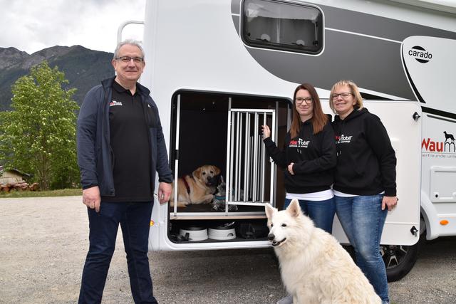 Hardy, Katharina und Andrea mit ihren vierbeinigen Freunden, denen die Hundebox im Fond des Wagens offenbar sehr zusagt! | Foto: Kainz