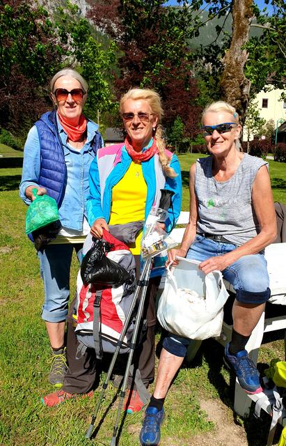 Friederike und Anna Hartberger räumten gemeinsam mit Martina Grad den Müll der Wanderer weg. Die drei Ladies setzen sich für unser schönes Höllental ein, und sind beim Verein "Es tut nicht weh" engagiert. | Foto: RAXmedia