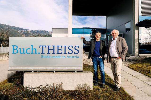 Geschäftsführer Tibor Valentin (links) und Eigentümer Gerhard Aichhorn vor der Firmenzentrale der Kärntner Druckerei Theiss.  | Foto: Buch Theiss