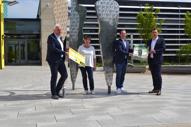 Spendenübergabe auch ohne Vernissage: Raika-Direktor Andreas Korda, Gertraud Kucera, Nationalratsabgeordneter Andreas Minnich und Raika-Geschäftsleiter Christoph Hackl. | Foto: Stadtmarketing Korneuburg