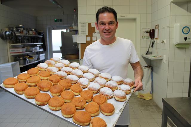 Bäckermeister Franz Haimburger verkauft seine Mehlspeisen ab Donnerstag auch am Klopeiner See.
