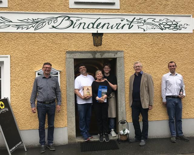 Bürgermeister Roland Pichler (l.), Friedrich Bernhofer (2. v.r.) mit Michael Hehenberger (r.) mit Familie Kovats.  | Foto: Marktgemeinde Engelhartszell