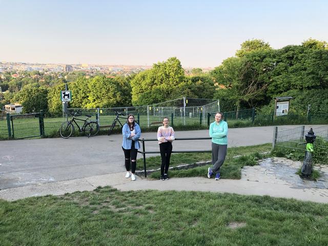 Lisa, Sophie und Katharina (v.r.) hat es am Roten Berg besser gefallen, als es dort noch nicht so viele Gitter gab.