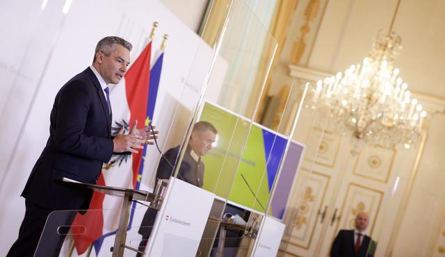 Innenminister Karl Nehammer (l.) und der Generaldirektor für die öffentliche Sicherheit, General Franz Lang präsentierten die aktuellen Zahlen der Kriminalitätsstatistik. | Foto: bka/Wenzel