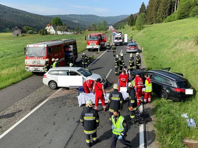 Aus unbekannter Ursache kollidierten bei Zweinitz drei Autos, mehrere Personen wurden dabei verletzt.  | Foto: Feuerwehr Straßburg