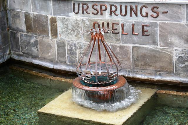 Der Ursprungsquelle im Bad Vöslauer grünen Quellbecken werden heilsame Kräfte nachgesagt. Für viele ist das "Grüne" ein Jungbrunnen. | Foto: Stockmann