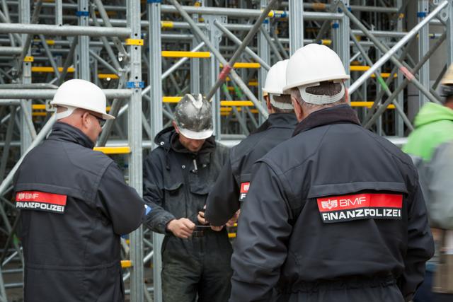 Bei Kontrollen auf Baustellen in den Bezirken Landeck und Reutte wurden zahlreiche Verwaltungsübertretungen festgestellt (Symbolbild). | Foto: BMF/citronenrot