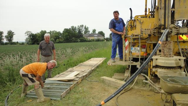 Eine Sonde prüft die Ergiebigkeit ds neuen Brunnens.