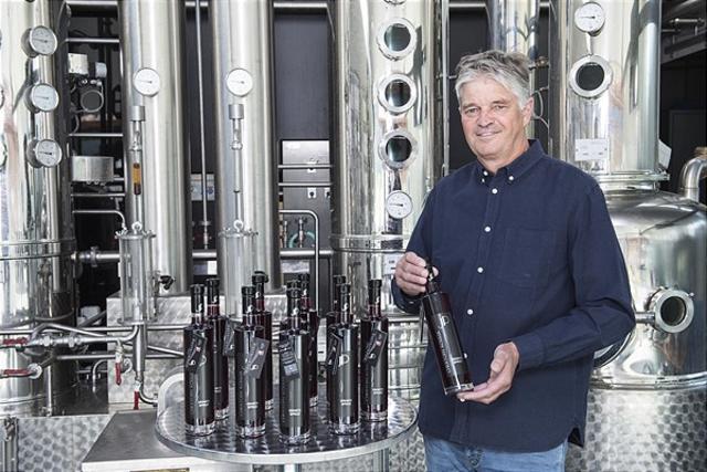 Auf einen spritzigen Sommer: Christoph Kössler mit seinem „In Getränk“, dem Granta Sprizz. Ab sofort auch in ausgewählten SPAR-Supermärkten. | Foto: Spar
