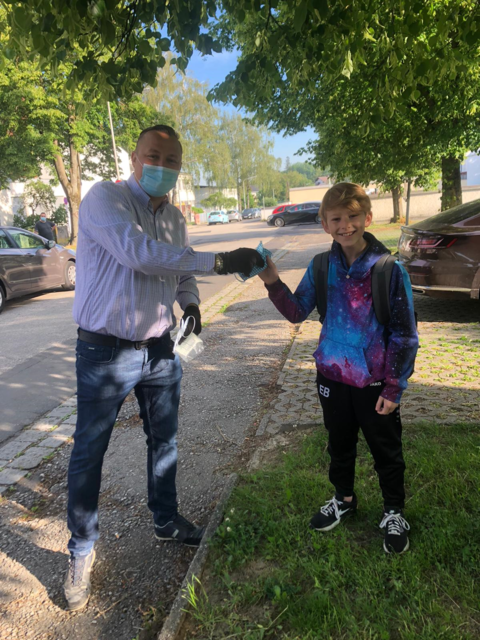 Mario Weindl (links), Obmann des ASKÖ Ebelsberg, beim Verteilen der Stoffmasken an Schüler im Stadtteil. | Foto: ASKÖ Ebelsberg