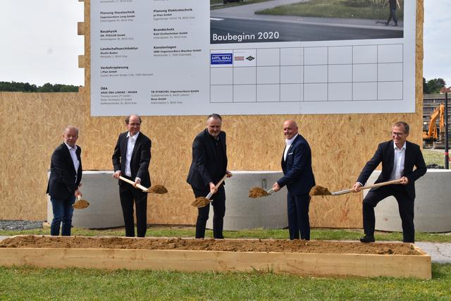 Der Spatenstich für das größte Bauprojekt im Burgenland wurde gesetzt: Projektverantwortlicher Heinz Fellner (BELIG), Architekt Franz Ederer, LH Hans Peter Doskozil, Bgm. Georg Rosner, KRAGES-Geschäftsführer Hans Peter Rucker | Foto: Michael Strini
