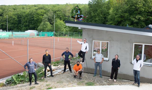 Der Vorstand des TC-Gablitz vor dem neuen Clubhaus.