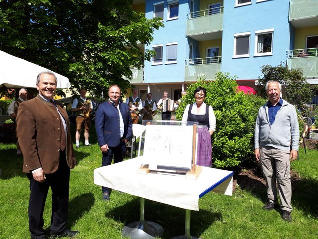 Die feierliche Übergabe des Aquarellbildes im Garten des Seniorenheims. | Foto: Gemeinde Köstendorf