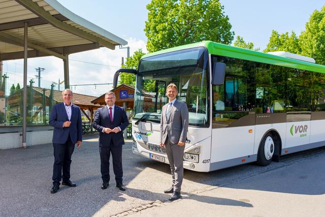 Bürgermeister Rupert Dworak (l.), Landesrat Ludwig Schleritzko (M.) und VOR-Geschäftsführer Wolfgang Schroll (r.). | Foto: VOR / Josef Bollwein