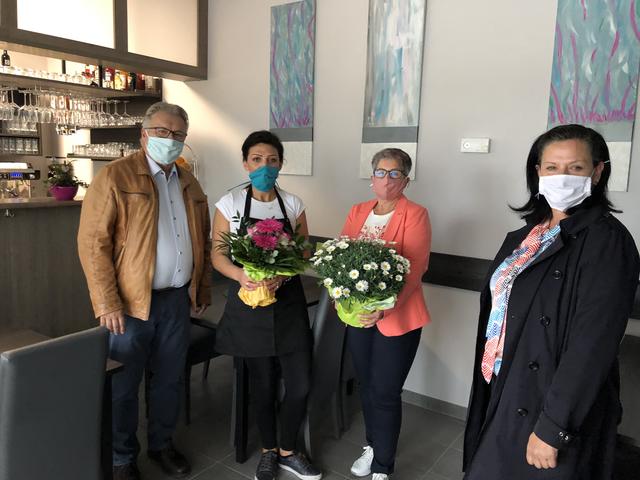 Bürgermeister Josef Kutrovatz, Vizebürgermeisterin Ulrike Kitzinger und Amtsleiterin Doris  Wagner überbrachten der neuen Freibad-Kantinenpächterin Giyle Berdynaj (2.v.l.) Blumen und die besten Wünsche zum Saisonstart | Foto: Sigleß