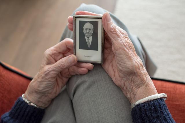 Isolation und Einsamkeit, darunter leiden Bewohner von Pflegeheimen am meisten. Doch oft wurde ihnen verboten, das Heim zu verlassen. Und auch Besuche waren lange nicht gestattet.