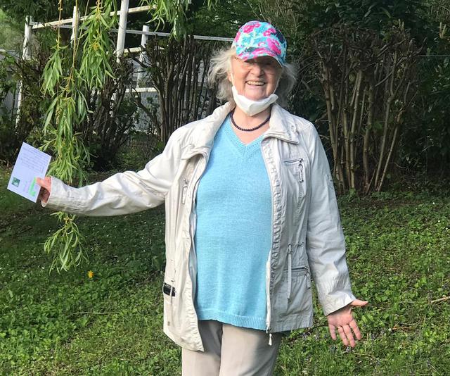 Modenschau mit Maske: Rosemarie Kurz-Dukar wirft sich täglich um 17 Uhr in Schale und entflieht so unter anderem dem "Corona"-Trott. | Foto: KK