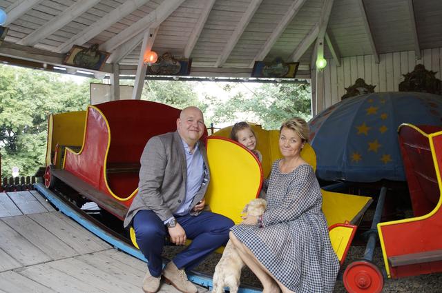 Im Kinderparadies Böhmischer Prater: Helene (6) mit Mama Claudia und Papa Günter Buchta auf der Raupe der Familie Geißler.