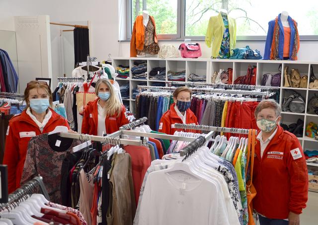 Christine Hammelmüller, Susanne Mayr, Karin Riha und Gertraud Schnabler freuen sich, dass der Henry Laden Vestenthal seit 15. Mai wieder geöffnet ist. Nach der Kollektionsumstellung gibt es viel schöne Sommerware im Henry Laden zu finden.