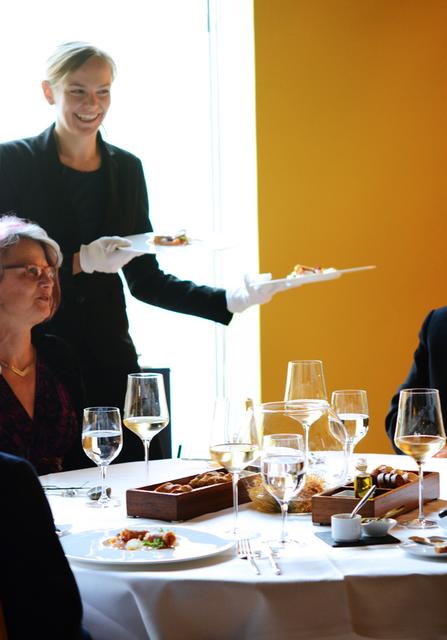 Landeshauptmann-Stellvertreter Manfred Haimbuchner fordert die Aufhebung des absoluten Rauchverbots und der Maskenpflicht in der Gastronomie.