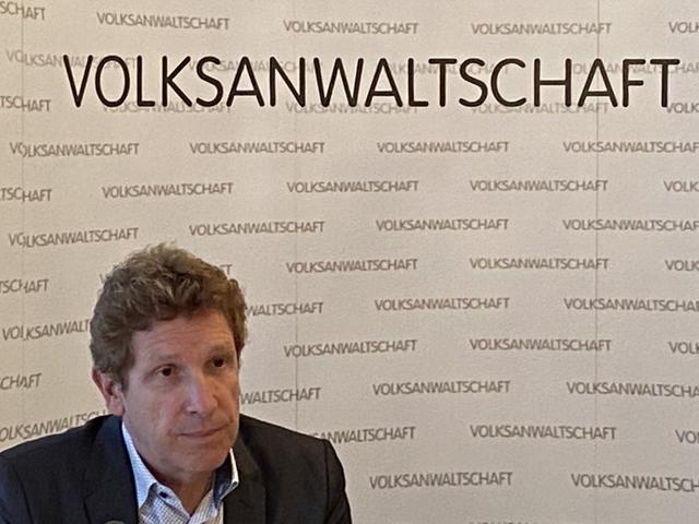 "Das Sozialministerium stellt in den Handlungsempfehlungen klar, dass für die Heimbewohnerinnen und Heimbewohner dieselben Regelungen für Ausgänge gelten wie für die restliche Bevölkerung. Aber bei der Volksanwaltschaft haben sich zahlreiche HeimbewohnerInnen gemeldet, denen de facto verboten wurde, das Heimgelände für kurze Spaziergänge oder Wege zu Post und Bank zu verlassen", so Bernhard Achitz