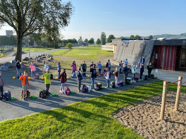 Abstand halten ist kinderleicht: Bunte Legosteine helfen den Schülern der VS Bad Blumau auf spielerische Art den Sicherheitsabstand beim Betreten des Schulhauses einzuhalten.