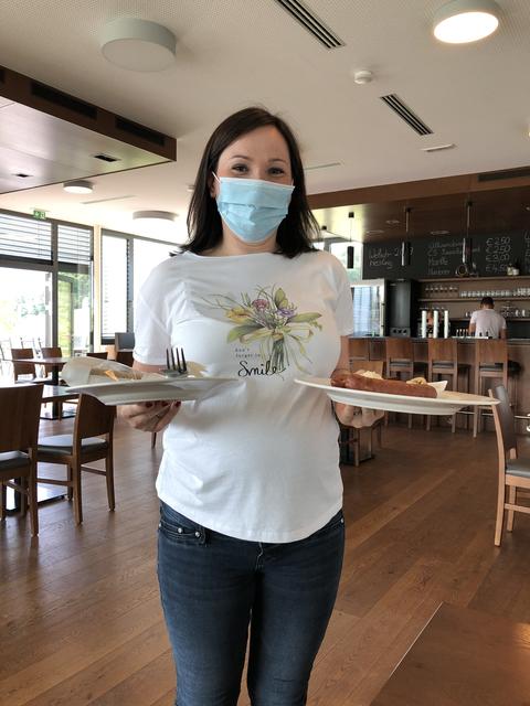 Im Kontakt mit den Gästen herrscht Schutzmaskenpflicht: Christina Poller serviert Hauswürstel