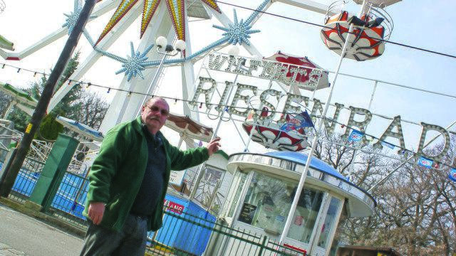 Wo, wenn nicht hier: Den Schausteller Franz Reinhardt findet man meistens bei seinem Riesenrad.