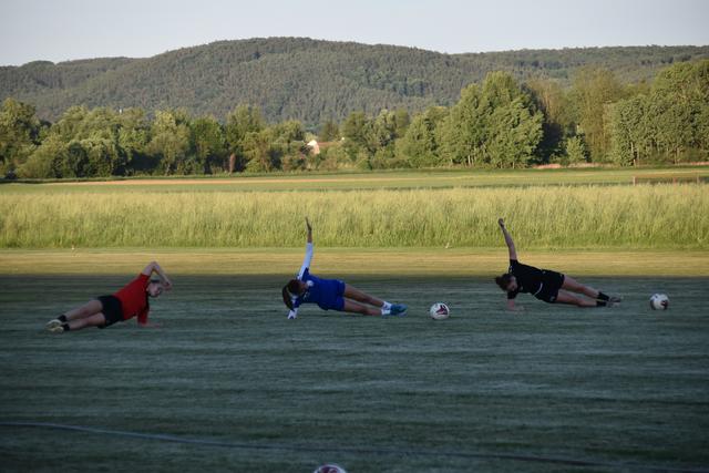 Dehnen und Aufwärmübungen standen im Mittelpunkt beim ersten Training | Foto: Michael Strini