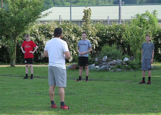 Athletiktrainer Kurt Leitner mit den U16-Burschen im Outdoor-Training. "Die Babyelefanten zwischen den Kids sind noch etwas ungewohnt. Aber auch die integrieren wir schon ganz gut in unser Training," scherzt der Trainer und Physiotherapeut in Ausbildung.
