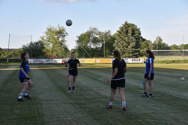 Auch beim FC Südburgenland liegt der Fokus wieder auf dem Ball - wenn auch mit viel Abstand: Emily Planer, Linda Popofsits, Katja Graf und Barbara Weber | Foto: Michael Strini