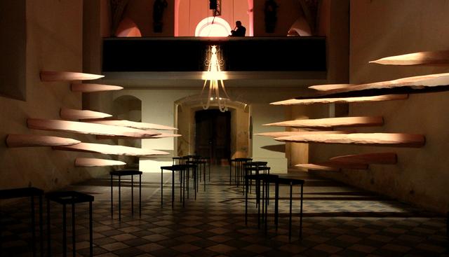 Einblick in die Ausstellung im Kirchenraum | Foto: M. Ambrusch